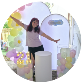 Sophie Recouvreur fondatrice de Aroha Event entourée de décoration d'anniversaire